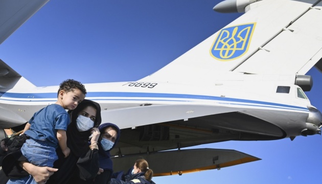 Украинский самолет вывез из Кабула более 80 человек