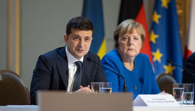 Selenskyj und Merkel treten vor Presse