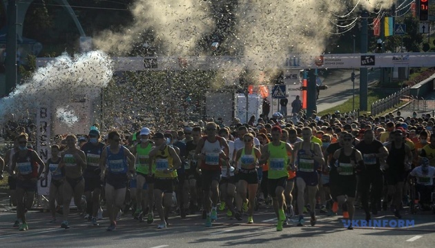 У вінницькому напівмарафоні взяли участь близько 1000 бігунів