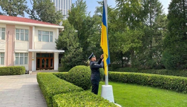 У Посольстві України в Китаї урочисто підняли Прапор 