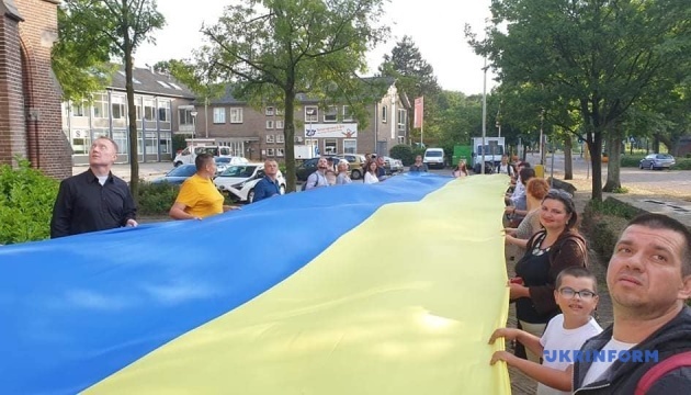 У Нідерландах розгорнули 30-метровий синьо-жовтий стяг