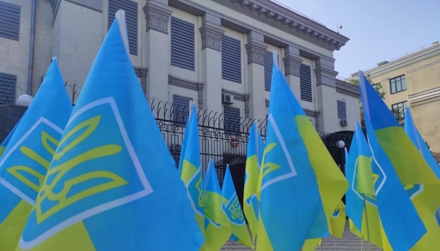 Під посольством Росії у Києві встановили 150 прапорів України