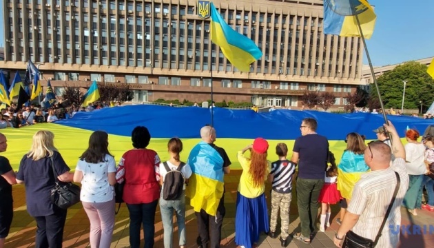 У центрі Запоріжжя розгорнули величезний прапор України