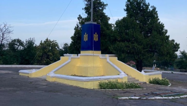 В прифронтовом селе на Донетчине на месте памятника Ленину подняли украинский флаг