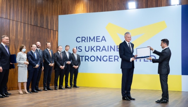 Президент вручив державні нагороди учасникам саміту Кримської платформи