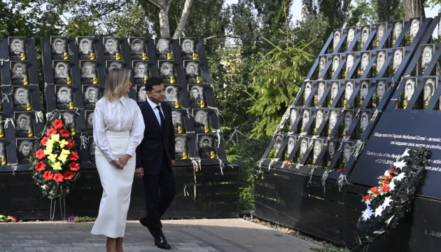 Президентське подружжя вшанувало пам'ять Героїв Небесної Сотні