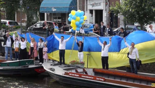 Українці в Нідерландах з нагоди Дня Незалежності влаштували заплив каналами Гааги