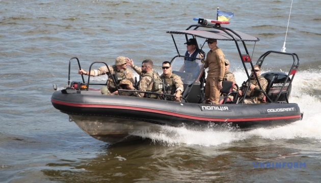 Бойові катери, висадка десанту і авіація: на Дніпрі у Києві пройшов річковий парад