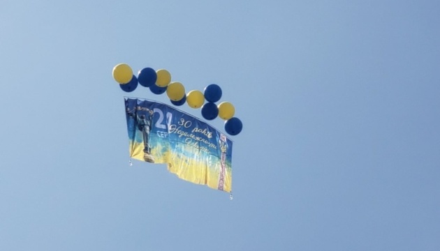 У зоні ООС в бік окупованих територій запустили синьо-жовті прапори