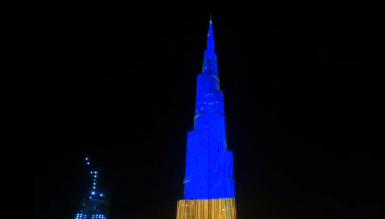 Burj Khalifa mit ukrainischer Flagge beleuchtet