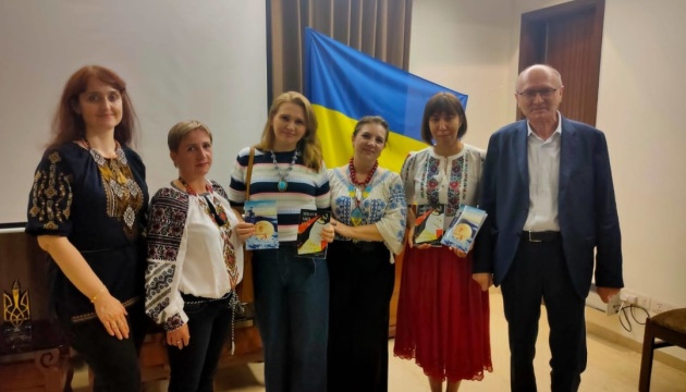 Українки Індії презентували та передали Посольству кілька книг