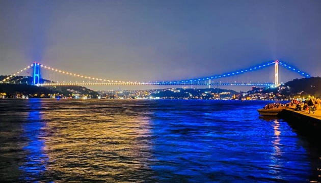Жовто-блакитна ніч: мости Стамбула, вежі-символи Анкари та Ізміра вбралися до Дня Незалежності