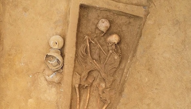 Півтори тисячі років в обіймах: у Китаї розкопали останки закоханої пари