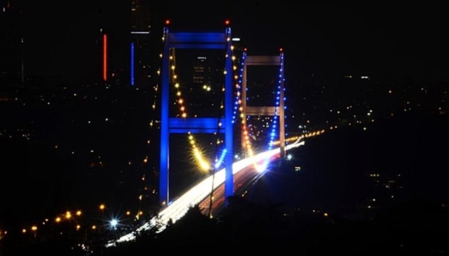 Les deux ponts d'Istanbul ont été illuminés aux couleurs du drapeau ukrainien
