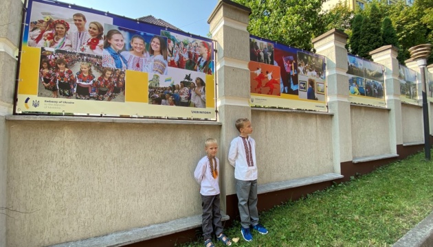 У посольстві в Молдові відкрилася фотовиставка до 30-річчя незалежності України