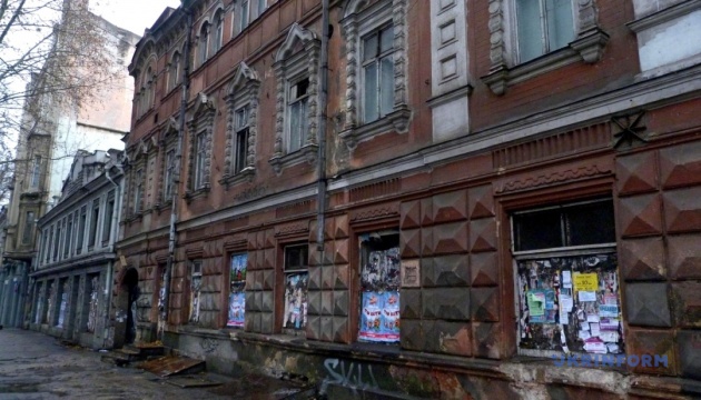 В Одесі завершують демонтаж фасаду друкарні Фесенка попри припис МКІП