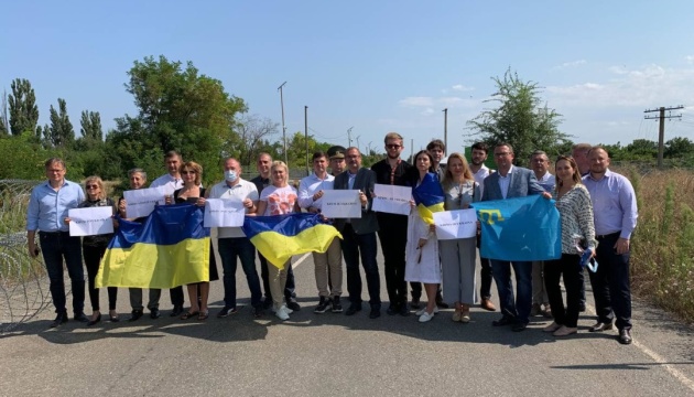 На КПВВ іноземні делегати підписали прапори, які передадуть у музей після деокупації Криму
