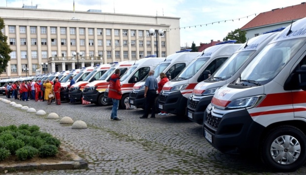 Медики Закарпаття отримали 19 нових автомобілів екстреної допомоги