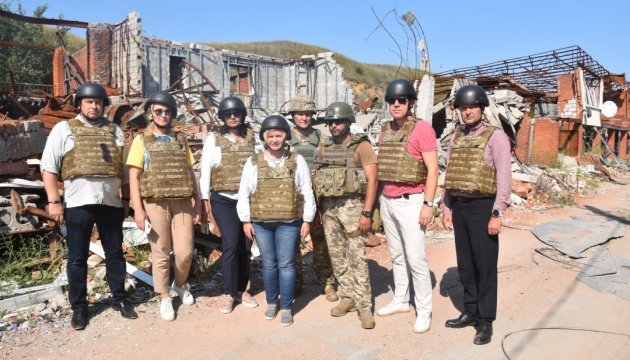 Parlamentarios estonios y ucranianos visitan la zona de la Operación de las Fuerzas Conjuntas