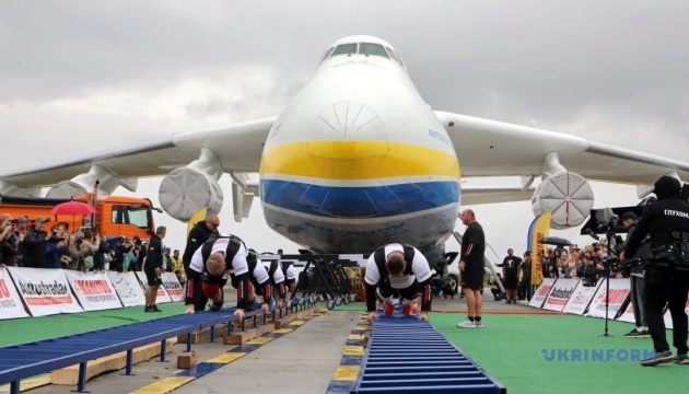 Strongmänner rücken Flugzeug „Mrija“ von der Stelle und stellen Rekord der Ukraine auf