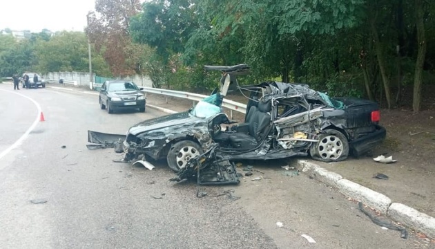 На Київщині Audi в'їхала у вантажівку, постраждало подружжя і двоє дітей