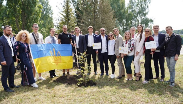 Сумівці з Канади, Франції та Естонії долучилися до створення Саду незалежності в Україні