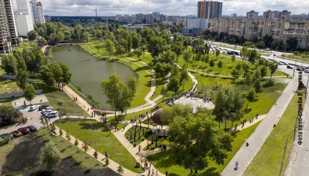 На Троєщині відкрили великий парк з альтанкою у кримськотатарському стилі