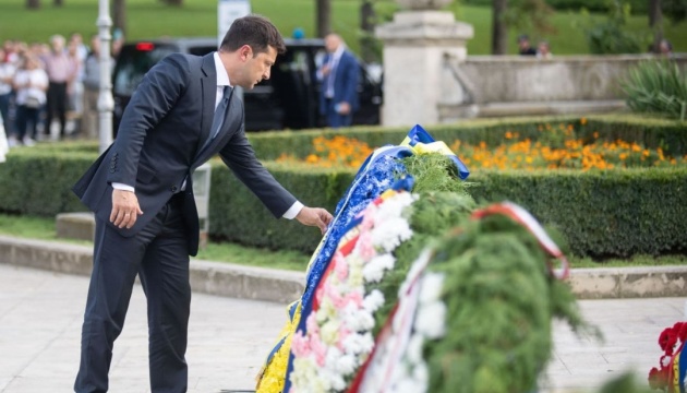 Зеленський у Кишиневі поклав квіти до монумента Стефану Великому