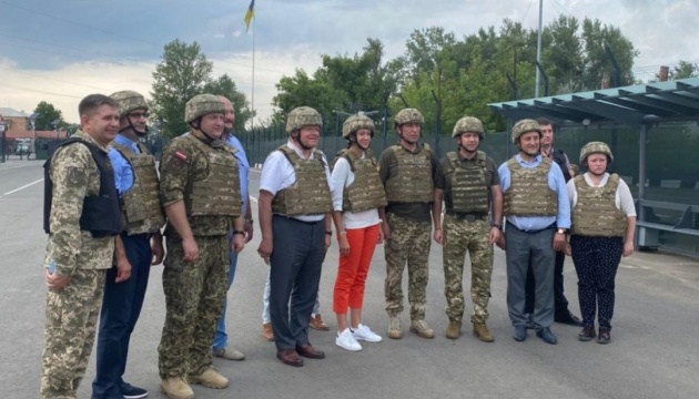 Latvian officials visit Shchastia checkpoint in Luhansk region