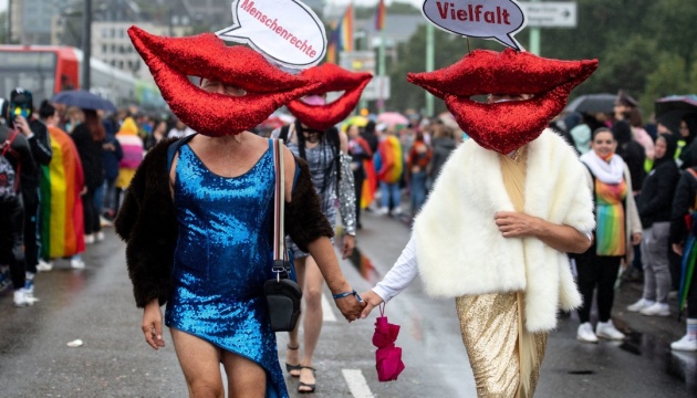 На ЛГБТ-прайд в немецком Кельне вышли почти 10 тысяч человек