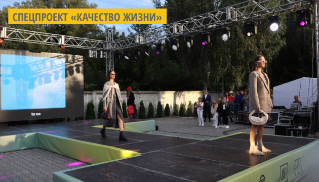 В Хмельницком прошел показ коллекций одежды от местных брендов В Хмельницком прошел показ коллекций одежды от местных брендов