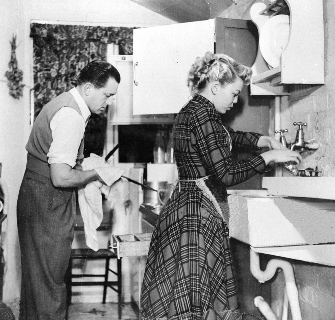 Едвард Дмитрик, якого  під час полювання на відьом змусили залишити США, допомагає дружині актрисі Джин Портер мити посуд у лондонському будинку