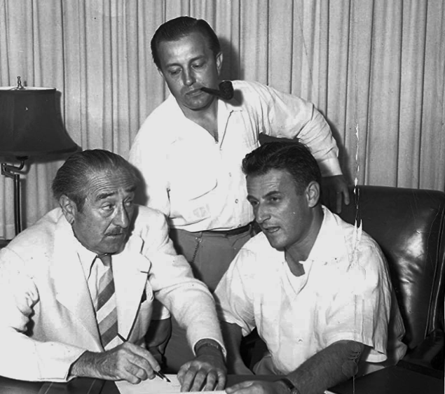 продюсер Стенлі Крамер, режисер Едвард Дмитрик та автор Адольф Менжу нпрацюють над фільмом “Снайпер”, 1952 р.