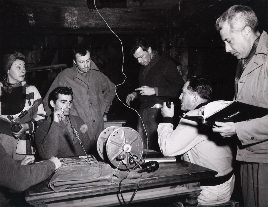 Едвард Дмитрик (сидить), зйомки фільму Залізна вісімка, 1952 р. 1