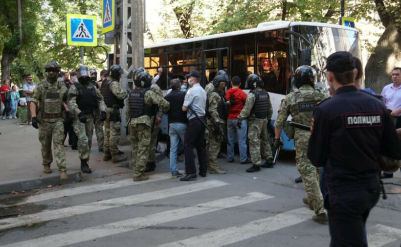 Затримання кримських татар в Сімферополі 4 вересня. Фото: Facebook / Кримська солідарність