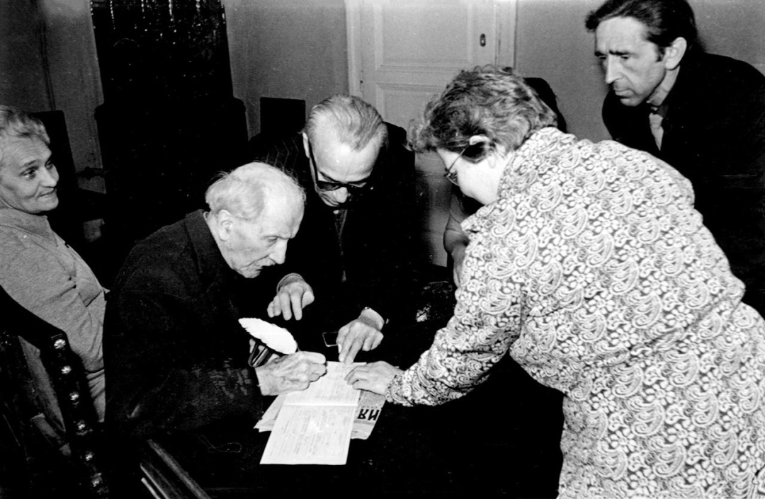 Станіслав Людкевич ставить підпис у книзі реєстрації шлюбів. Львів, 3 листопада 1973 р.