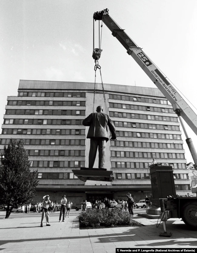 1991 р. У Таллінні демонтують пам`ятник Леніну
