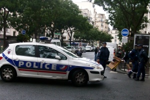У центрі Парижа психічно неврівноважений убив людину, ще двох поранив