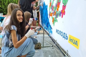 Суть не у святкуванні, а в повазі: стартував флешмоб «Українська молодь вражає»