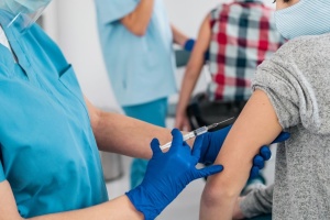 В Україні пропонують масово вакцинувати переселенців проти COVID-19