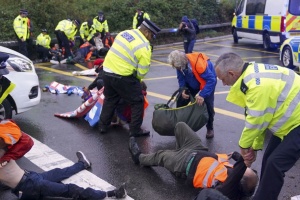 За блокирование дороги к аэропорту Хитроу задержали более полусотни эко-активистов