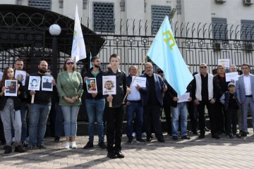 キーウのロシア大使館前でクリミア・タタール人拘束への抗議集会開催