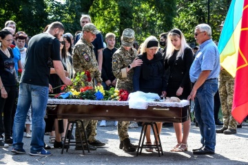 ザポリッジャ市でウクライナ東部戦死者の告別式開催