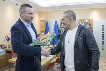 Klitschko presents Usyk with WBC belt