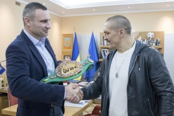  Klitschko schenkt Usyk WBC-Gürtel