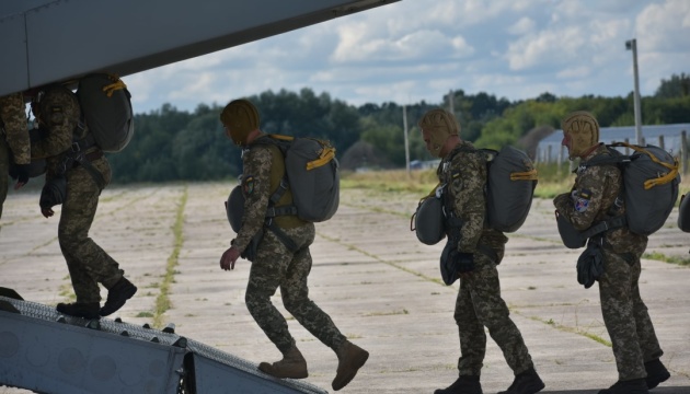 Українські десантники випробовують американські парашутні системи