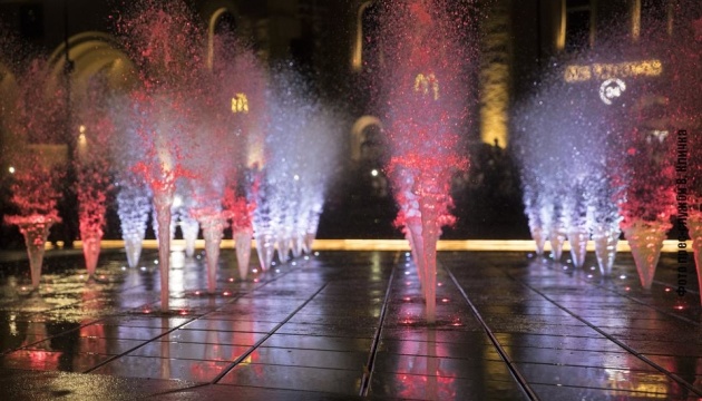 На Арсенальній площі відкрили новий фонтан з підсвіткою