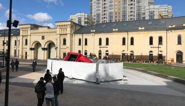 На Арсенальній у щойно відкритий «сухий» фонтан провалилася вантажівка