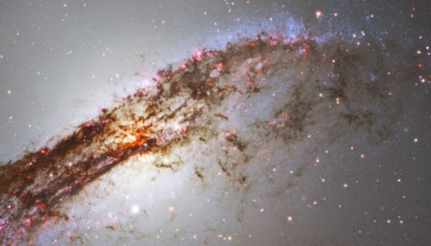 Астрономи показали гігантську галактику в сузір'ї Центавр