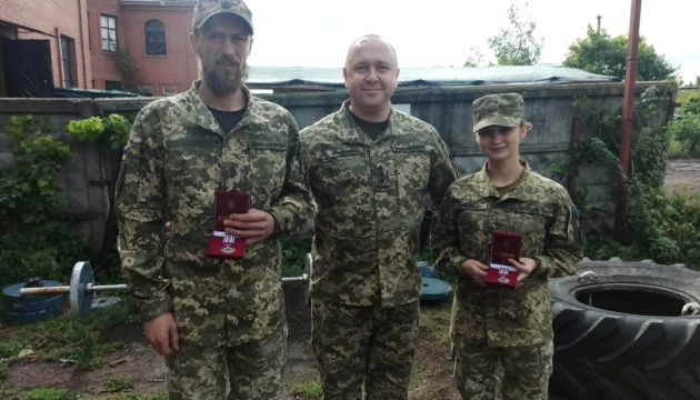 Двох військових нагородили відзнаками РНБО за порятунок побратима в зоні ООС
